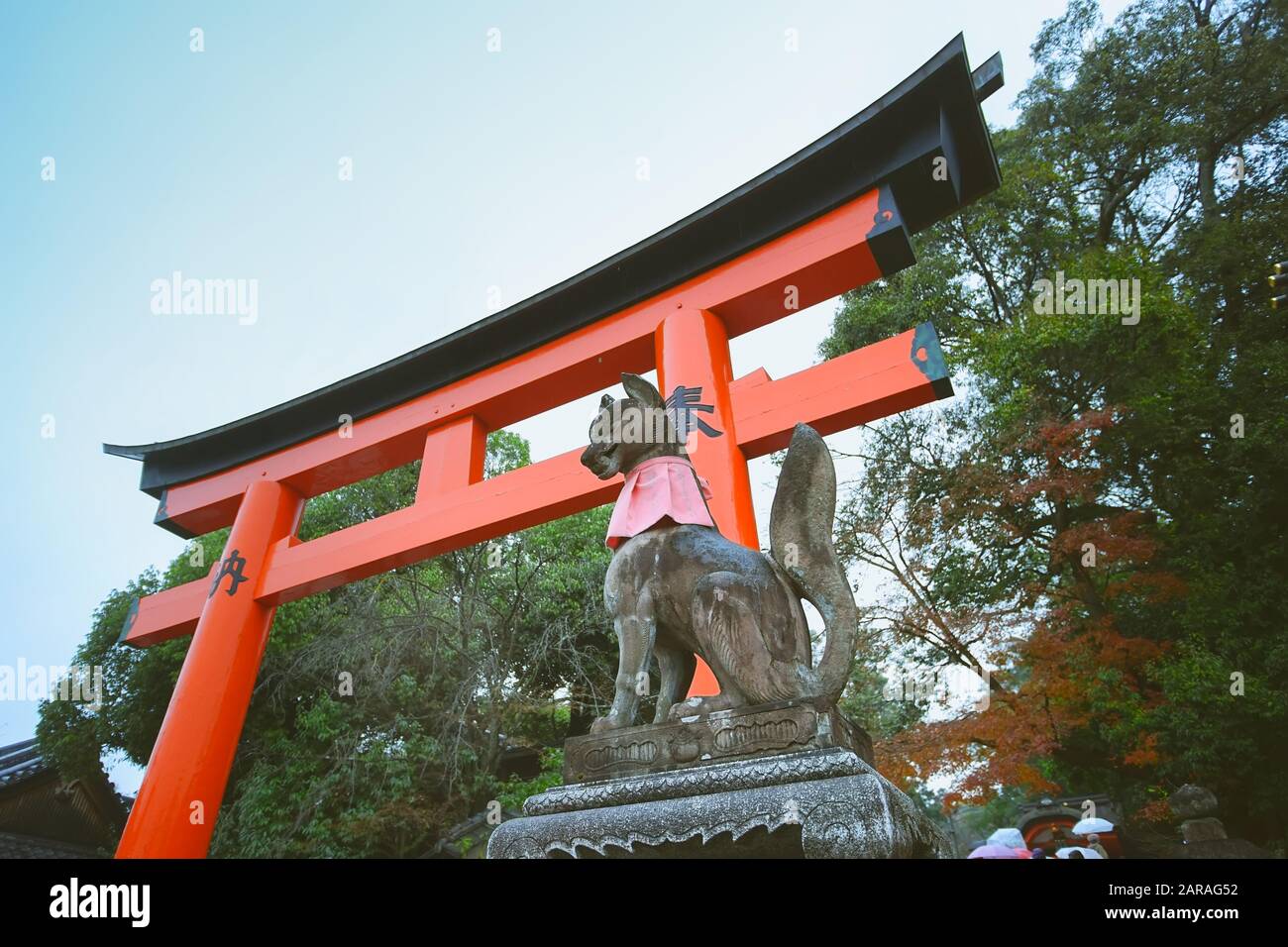 Statue de Fox dans le sanctuaire de Fushimi Inari Taisha, Kyoto, Japon. Banque D'Images