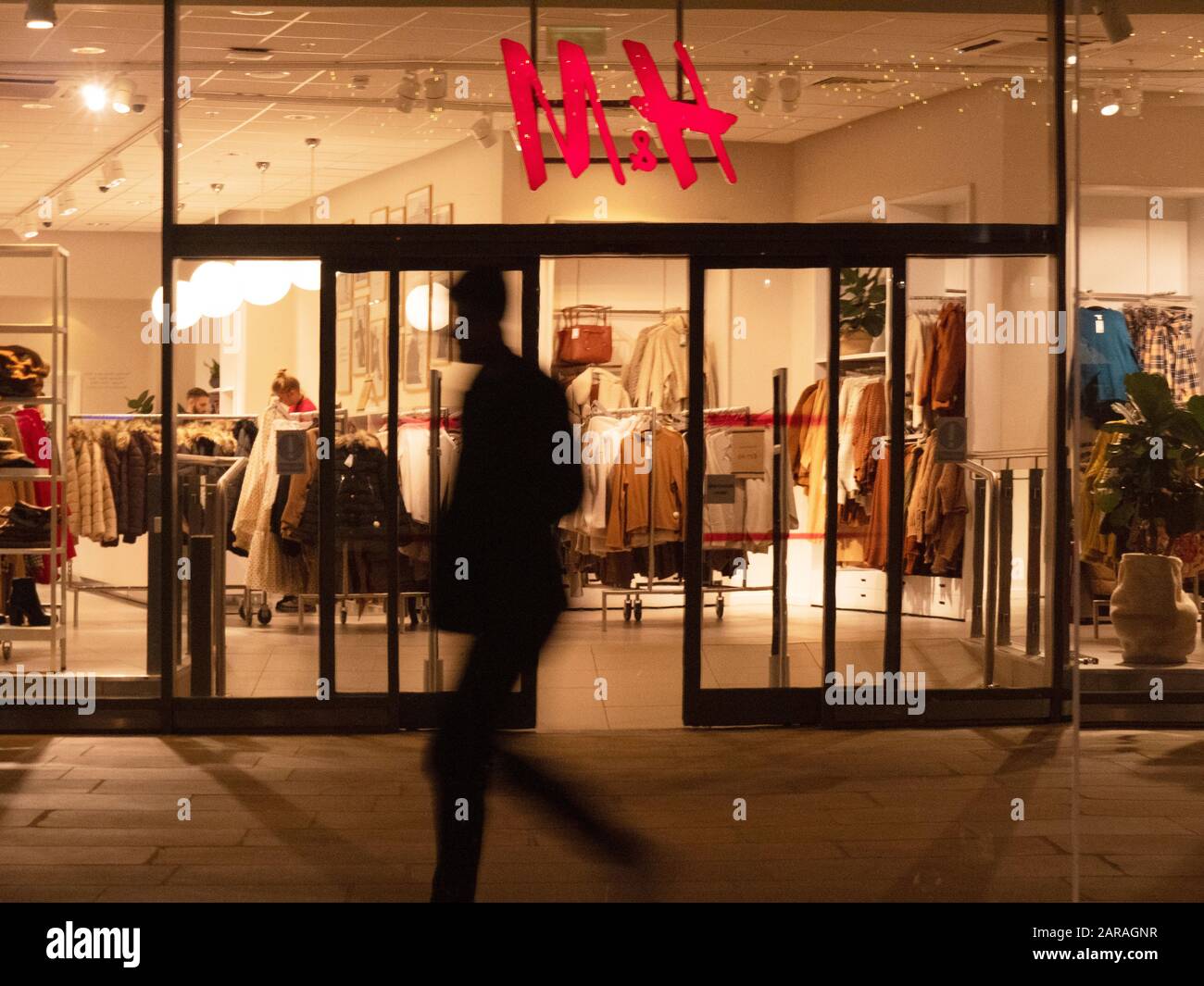 La succursale H&M Hennes et Mauritz de la City of London UK, Hennes &  Mauritz AB est une société multinationale suédoise de vente au détail de  vêtements Photo Stock - Alamy