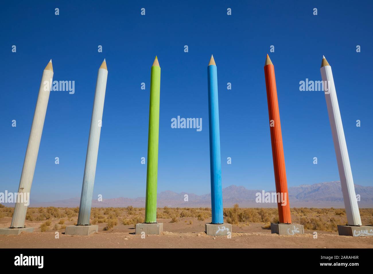 Sculptures sur le bord de la route près de la ville de Kerman en Iran, prises le 29 novembre 2017. | utilisation dans le monde entier Banque D'Images