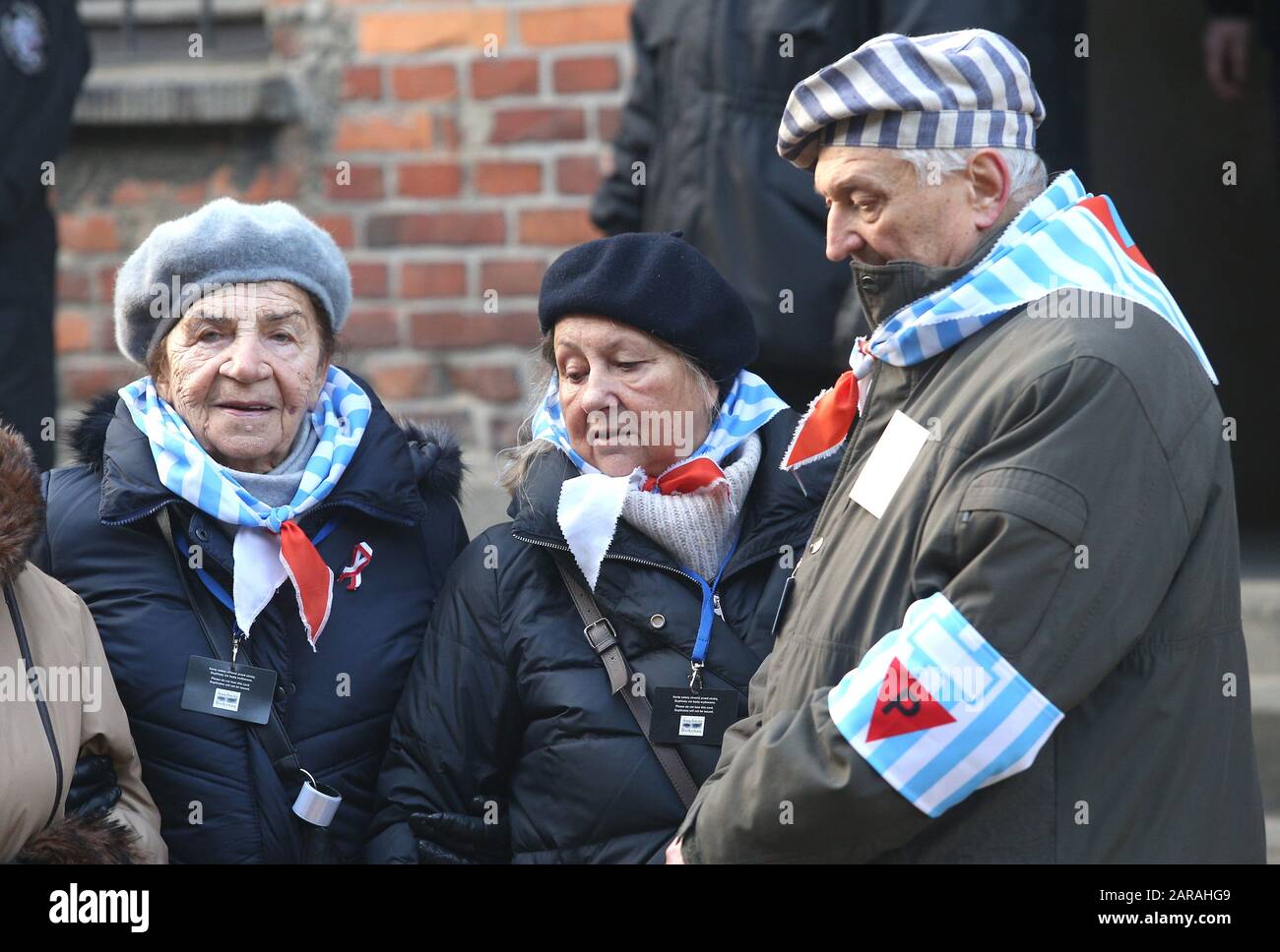 Oswiecim, Pologne. 27 janvier 2020. Anciens prisonniers du camp de concentration d'Auschwitz-Birkenau. 75ème anniversaire de la libération d'Auschwitz et du jour du Souvenir de l'Holocauste. Le plus grand camp allemand de concentration et d'extermination nazis KL Auschwitz-Birkenau a été libéré par l'Armée rouge le 27 janvier 1945. Crédit: Damian Klamka/Zuma Wire/Alay Live News Banque D'Images