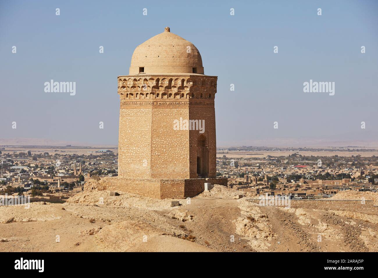 Abarkuh, Iran. 18 novembre 2017. Les Gonbad-i-Ali, également appelé Gumbad-i-Ali, sont un gonbad ou mausolée dans la ville d'Abarkuh en Iran et sont considérés comme un exemple de l'architecture de Seljuk, enregistrée le 18 novembre 2017. Il est également connu sous le nom de Gonbad-Ala-ad-Din. | utilisation dans le monde crédit: DPA/Alay Live News Banque D'Images