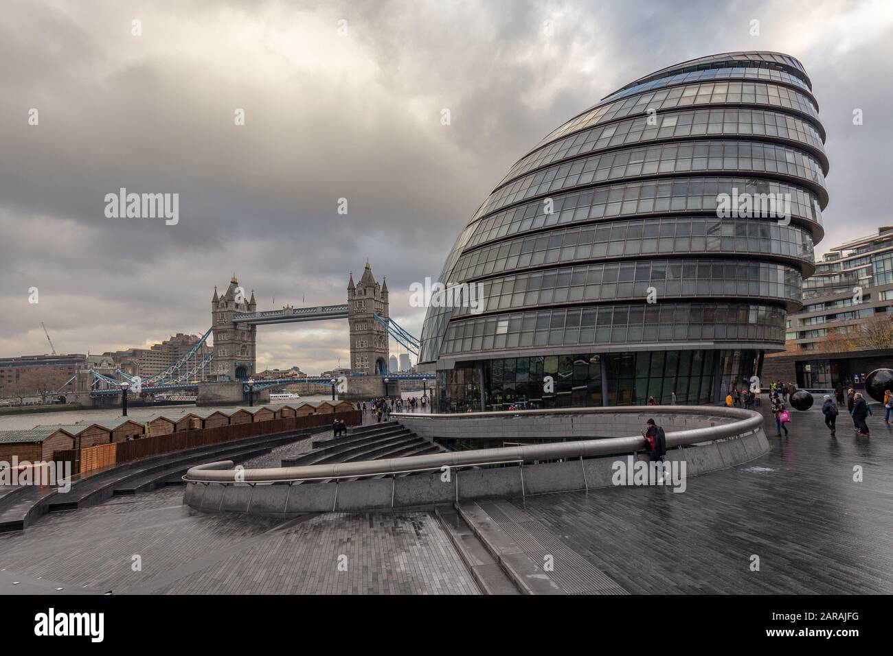 Londres, Angleterre - novembre 2019. Vue sur le fleuve dans le bâtiment moderne de l'hôtel de ville de Londres et du célèbre Tower Bridge. Automne, nuages gris sur la ville classique Banque D'Images