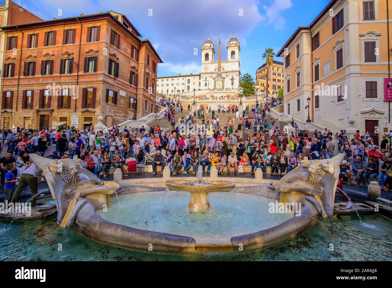 Fontana della Barcacia au bas des Marches espagnoles de la Piazza di Spagna (place d'Espagne) à Rome, Italie Banque D'Images