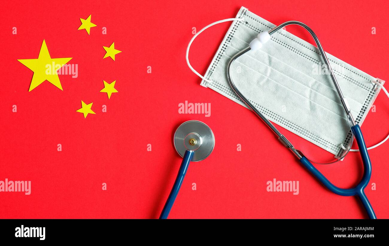 Nouveau concept de prévention et de traitement du coronavirus. Masque de protection respiratoire et stéthoscope sur le drapeau chinois. Infection par le virus pandémique de Wuhan, Banque D'Images