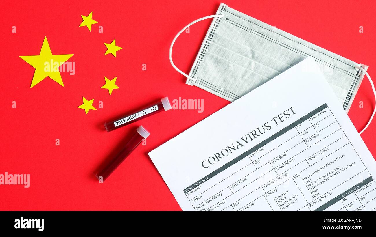 Nouveau concept de prévention et de traitement du coronavirus. Forme médicale Test du coronavirus, masque de protection respiratoire et tubes de test sanguin sur le drapeau chinois. P Banque D'Images