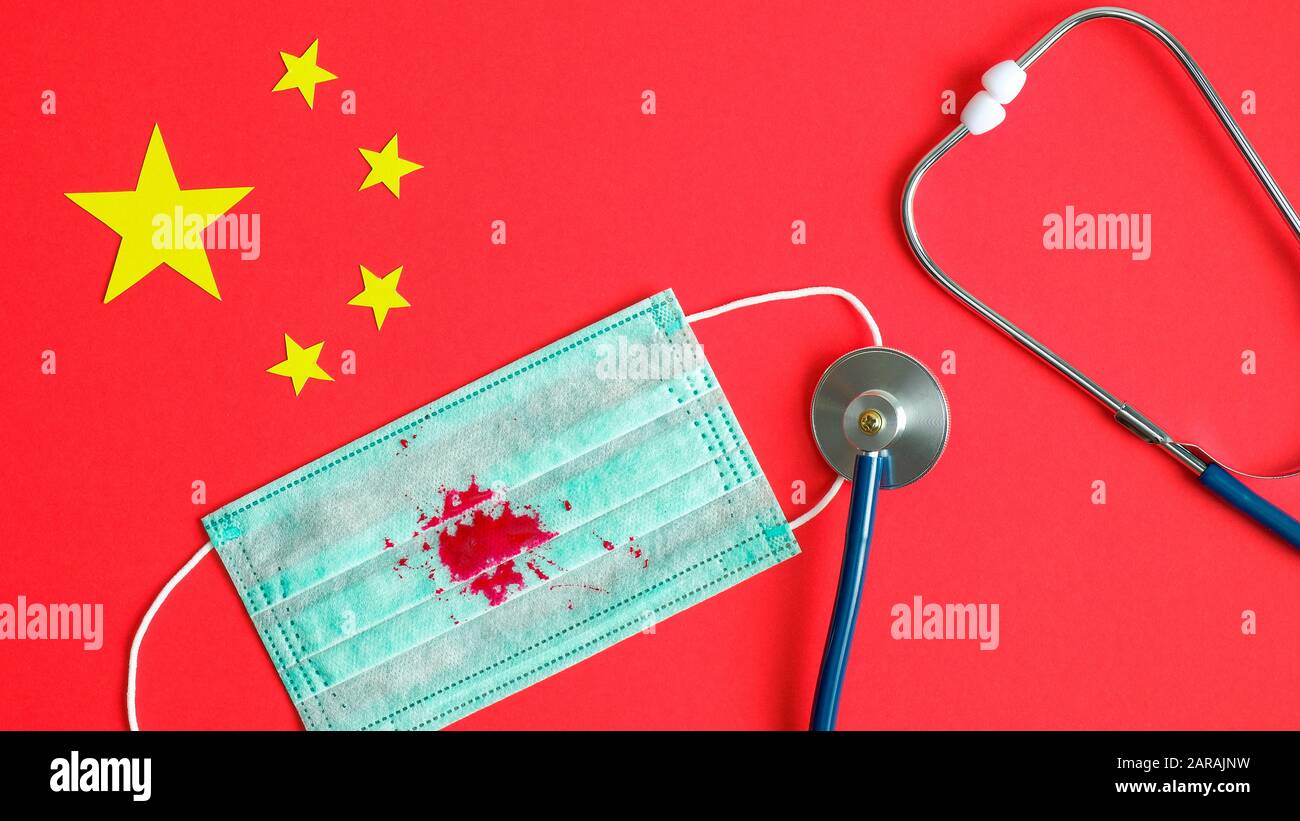 Nouveau concept d'éclosion de coronavirus. Masque respiratoire protecteur contre le coronavirus avec trace de toux sanguine et stéthoscope médical sur le drapeau chinois. 2019-NC Banque D'Images