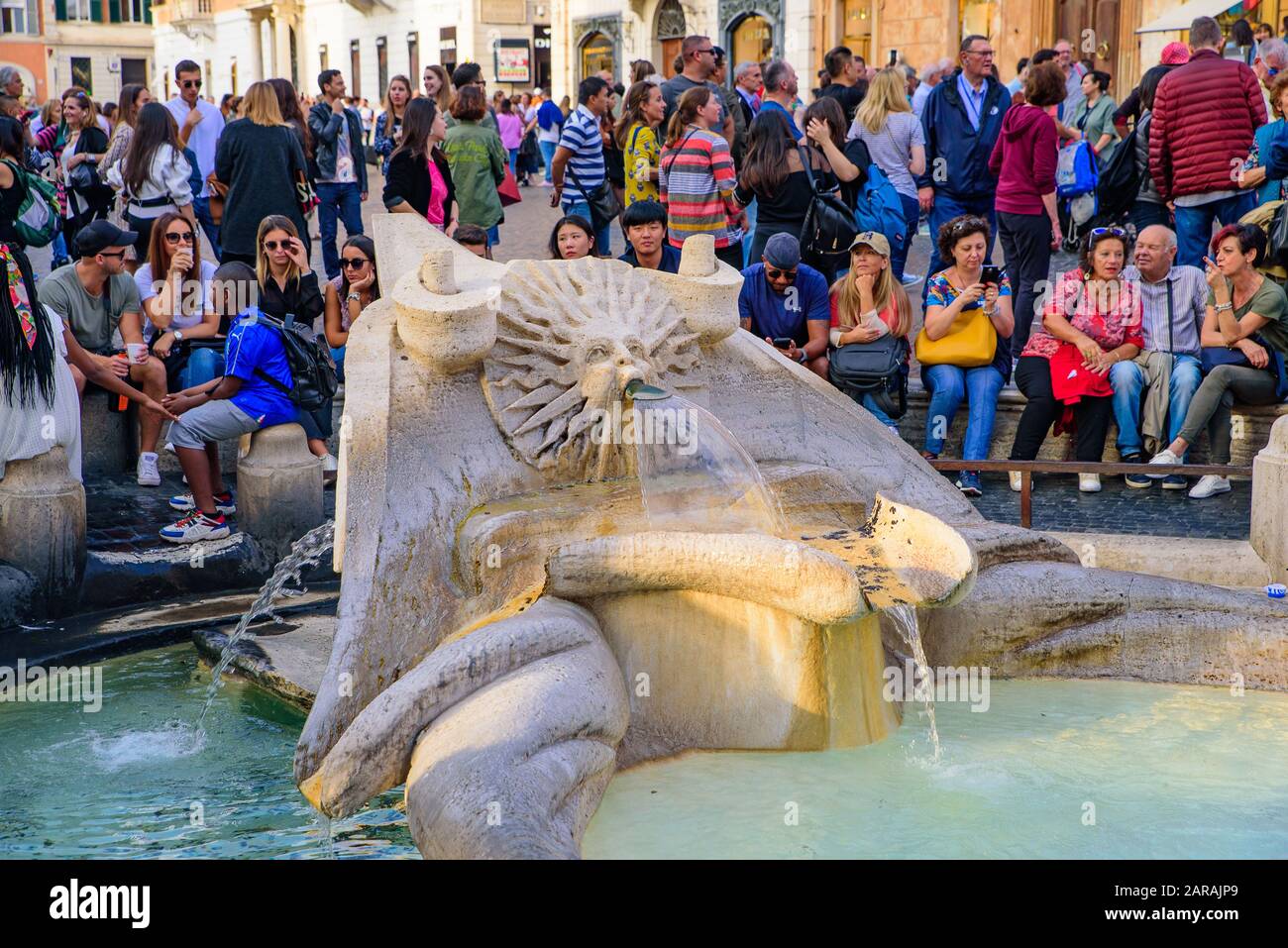 Fontana della Barcacia au bas des Marches espagnoles de la Piazza di Spagna (place d'Espagne) à Rome, Italie Banque D'Images