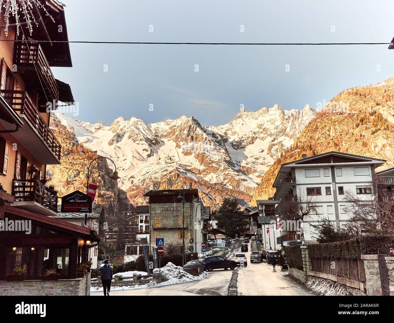 Courmayeur, Italie - 18 janvier 2020 Paysage des montagnes enneigées de la vallée d'Aoste en Italie vu du village de Courmayeur Banque D'Images
