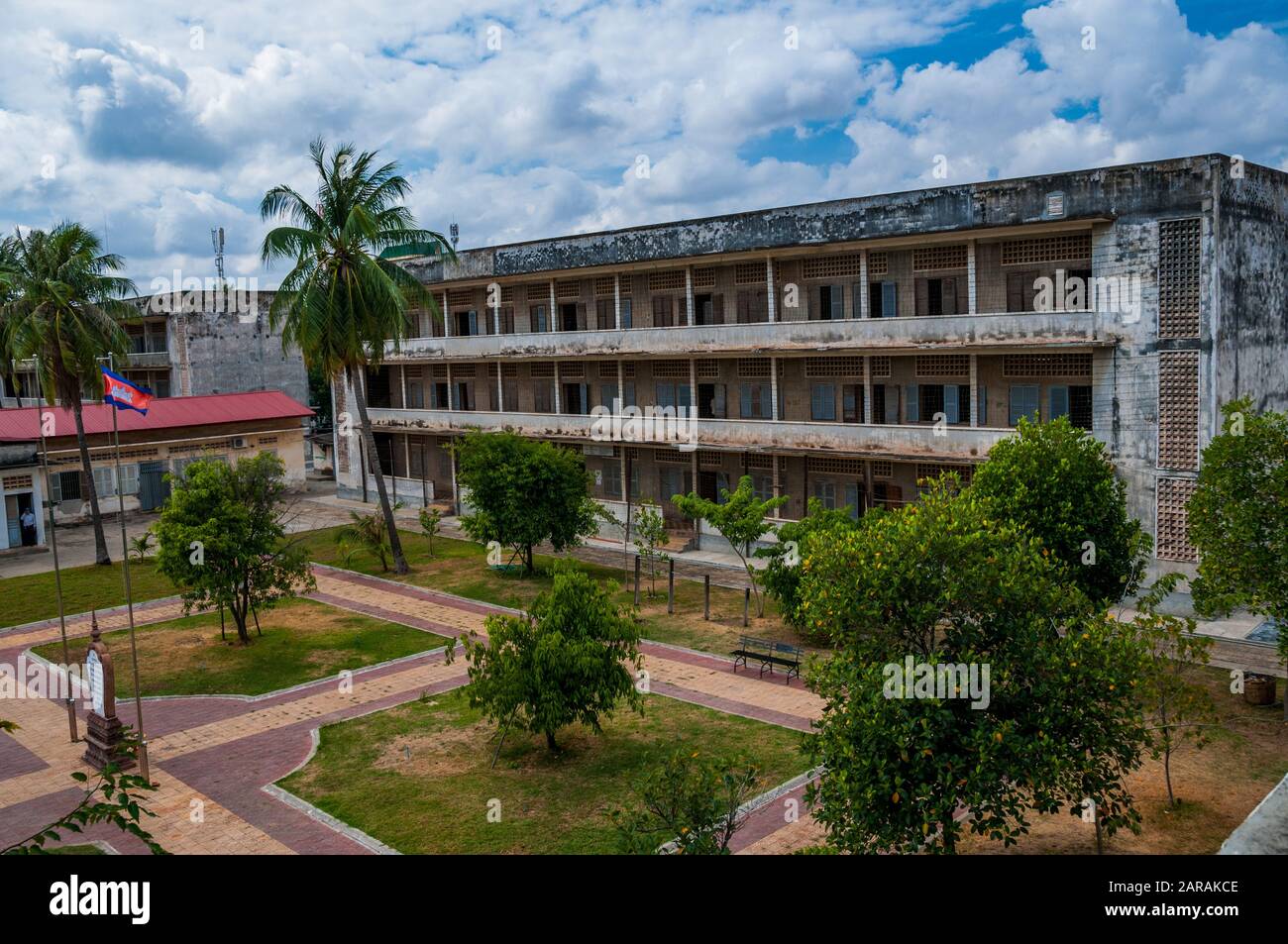Les anciennes salles de classe utilisées comme cellules pour la détention et la torture à des ennemis supposés du régime des Khmers rouges. Prison S-21 à Phnom Penh, Cambodge. Banque D'Images