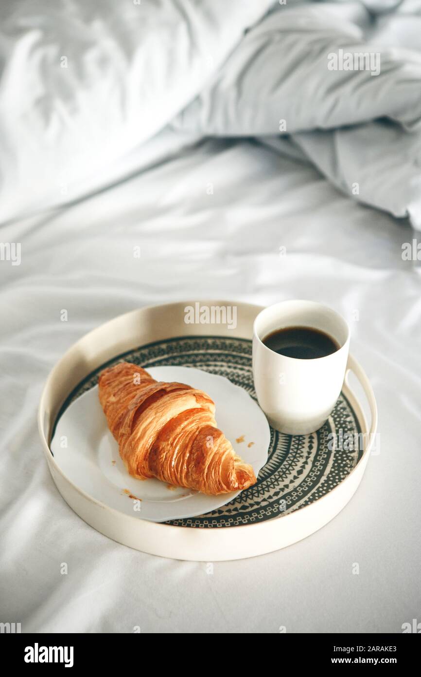 cafe-du-ma​tin-avec-u​n-croissan​t-sur-un-p​lateau-sur​-le-lit-2a​rake3