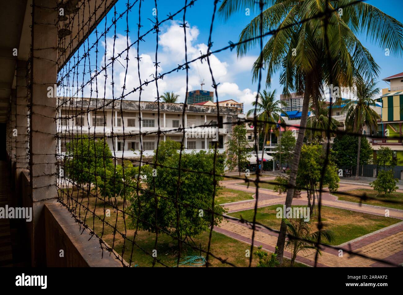Plus de barbelés les fenêtres ouvertes de l'ancienne école utilisé comme centre de détention et de torture par les Khmers rouges à Phnom Penh Banque D'Images
