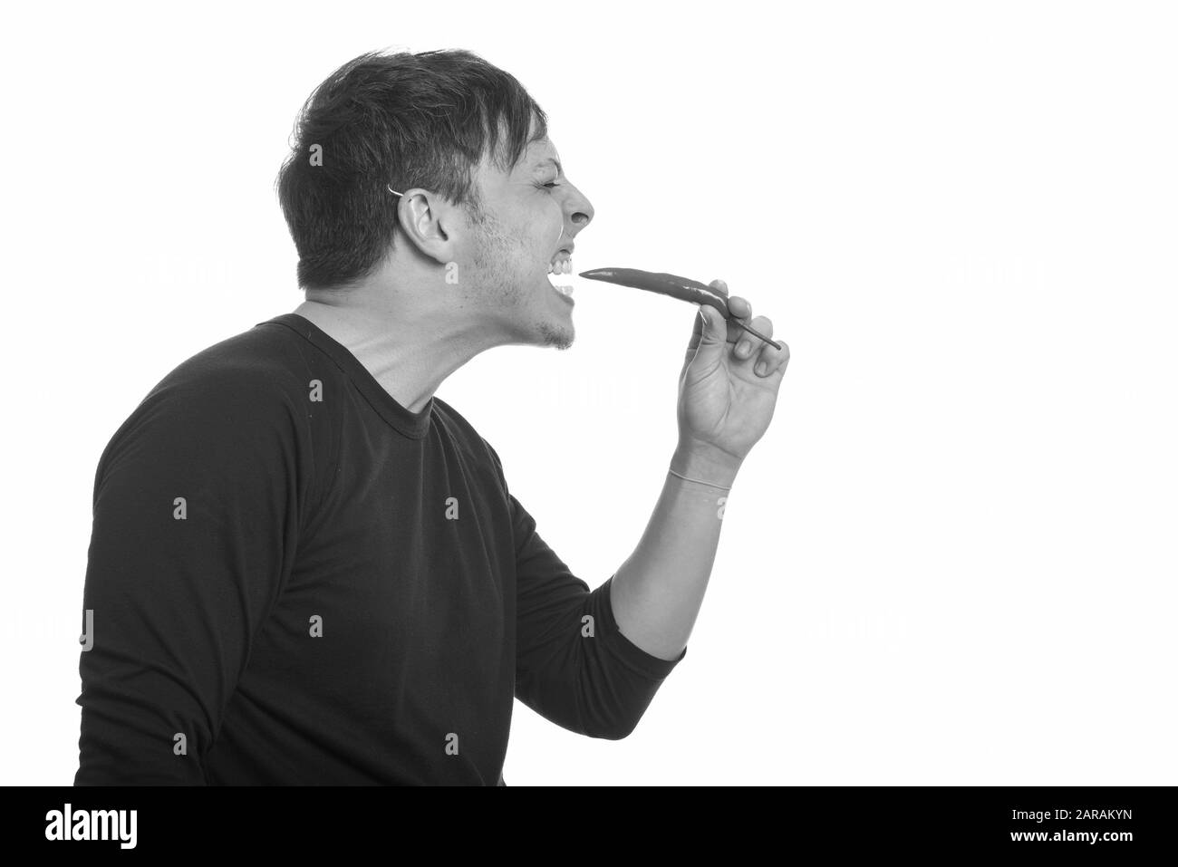 Photo studio de l'homme avec barbe de 3 jours isolée sur fond blanc en noir et blanc Banque D'Images