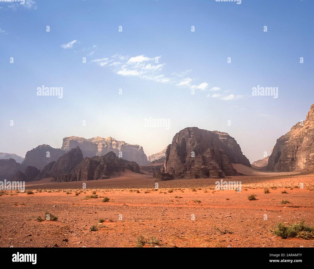 Jordanie. Paysages de montagne désertiques colorés au site du patrimoine mondial de l'UNESCO de Wadi Rum près du port d'Aqaba dans le sud de la Jordanie associé au Lawrence d'Arabie. Banque D'Images