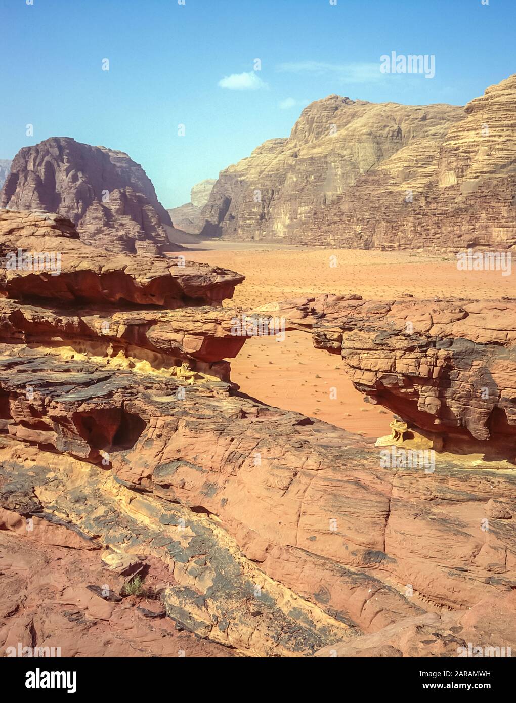Jordanie. Des paysages de montagne désertiques colorés à l'arche rocheuse d'Al Kharza au site classé au patrimoine mondial de l'UNESCO de Wadi Rum près du port d'Aqaba dans le sud de la Jordanie Banque D'Images