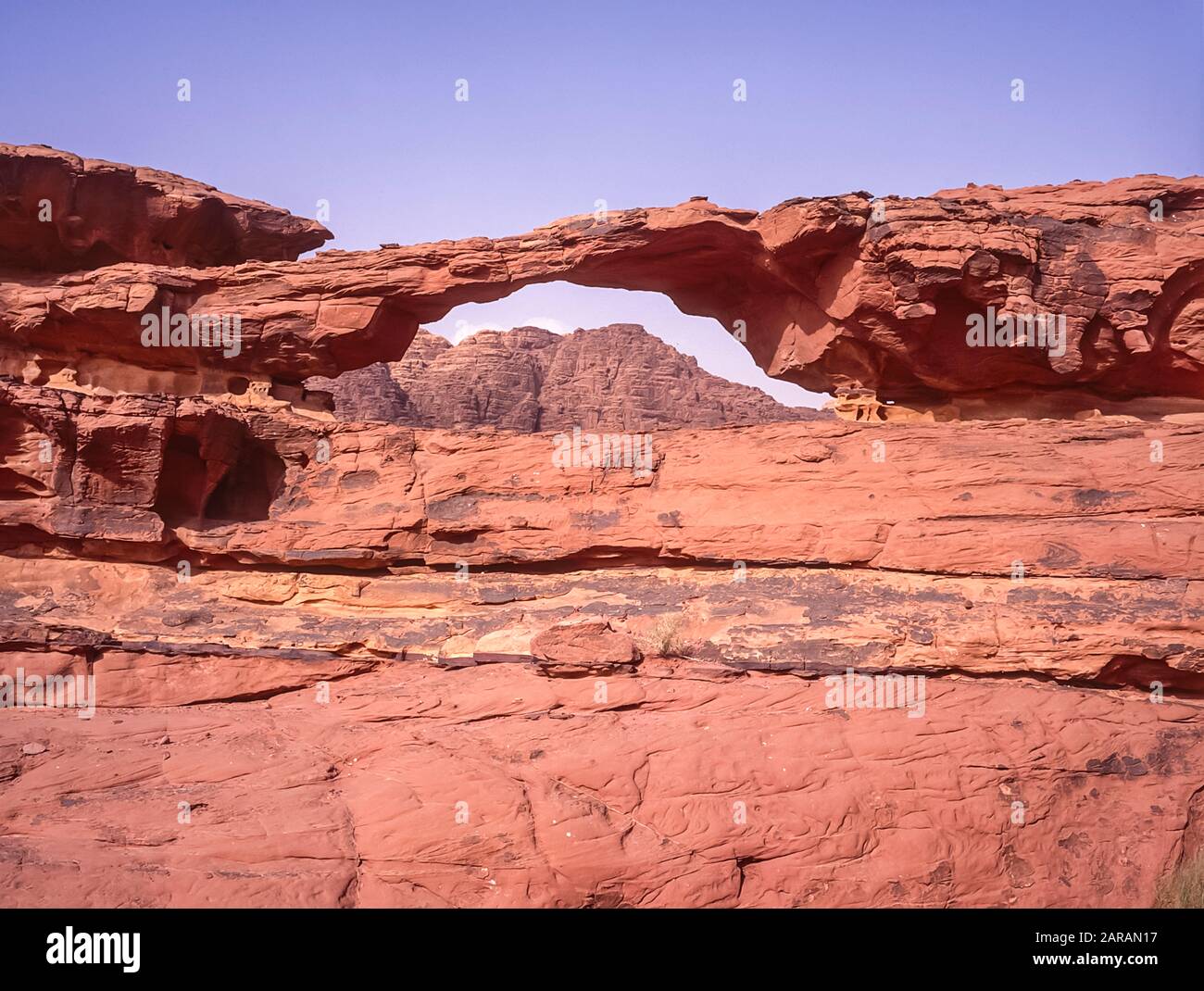 Jordanie. Des paysages de montagne désertiques colorés à l'arche rocheuse d'Al Kharza au site classé au patrimoine mondial de l'UNESCO de Wadi Rum près du port d'Aqaba dans le sud de la Jordanie Banque D'Images