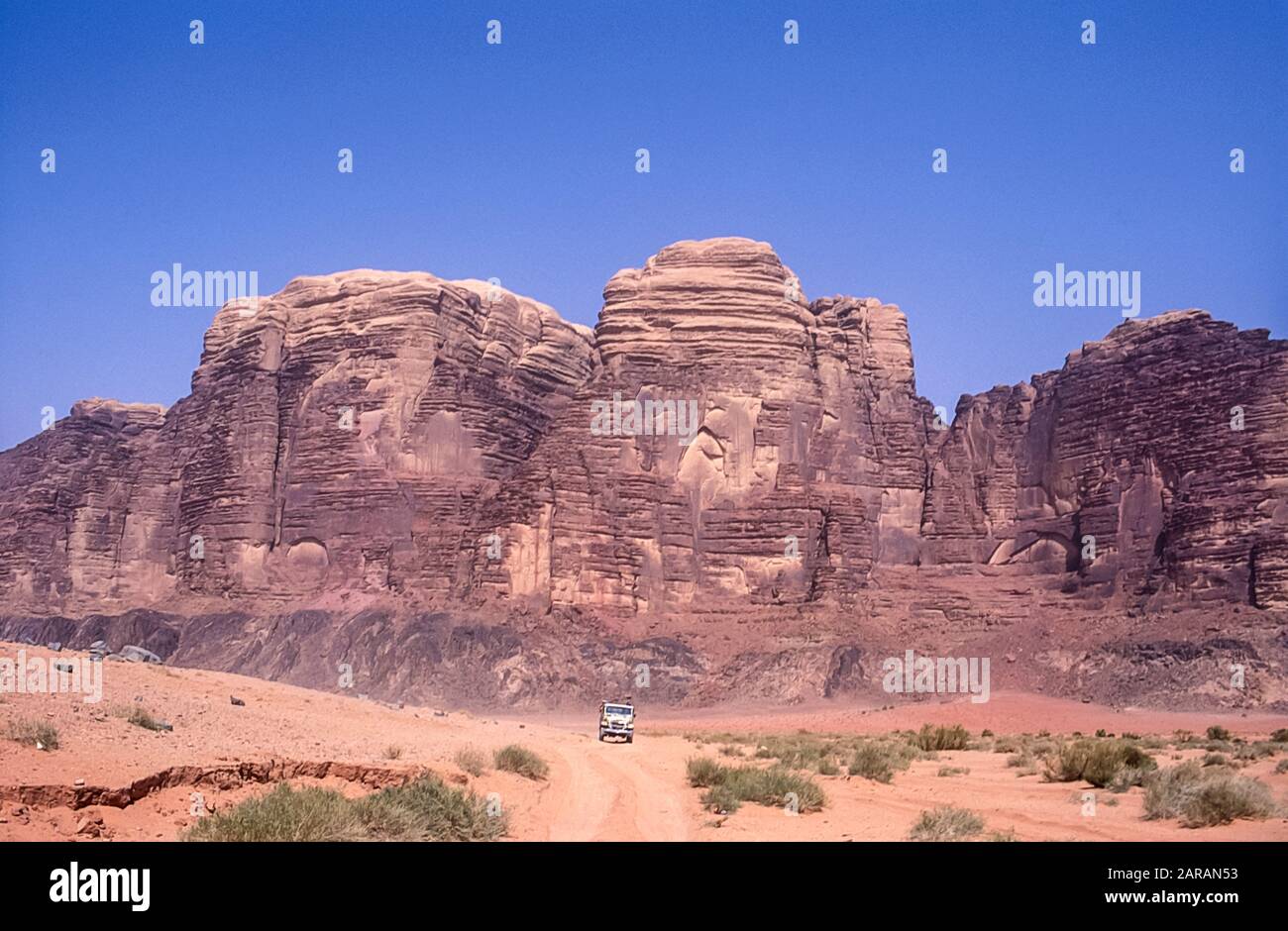 Jordanie. Paysages de montagne du désert aux couleurs vives avec 4 4x4 4x4 touristiques sur le site classé au patrimoine mondial de l'UNESCO de Wadi Rum près du port d'Aqaba dans le sud de la Jordanie associé à Lawrence d'Arabie. Banque D'Images