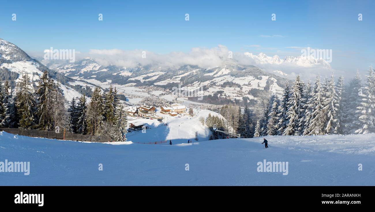 Vue panoramique sur les pistes de ski de Kirchberg, dans le Tyrol, partie du domaine skiable de Kitzbühel, en Autriche. Banque D'Images