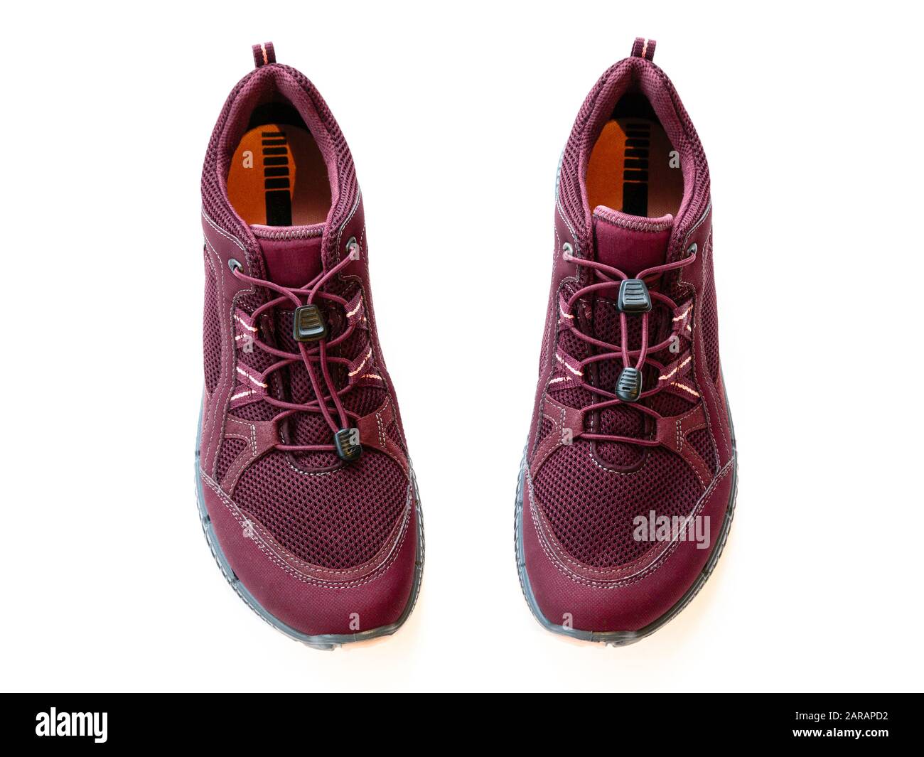 Haut en bas d'une paire d'Ecco Terracruise II tissu rouge foncé pour femmes imperméable randonnée pédestre chaussures de randonnée d'en haut isolé sur blanc. ROYAUME-UNI Banque D'Images