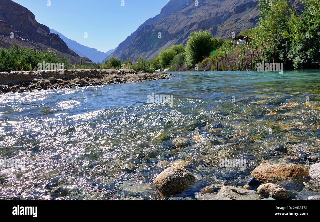 Eau claire de la rivière Shyok près du village de Turtuk dans le district de Leh du Ladakh Banque D'Images