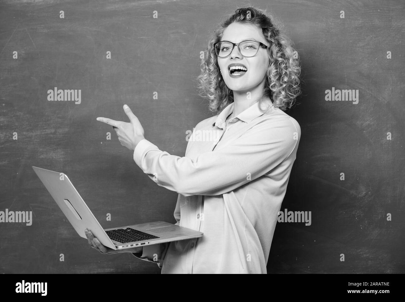 Travail à distance. L'école en ligne. Cours en ligne de l'enseignement. L'informatique et la programmation. Scolarité en ligne concept. Ordinateur portable femme surf internet. Ordinateur portable enseignant tableau recherche d'informations de fond. Banque D'Images