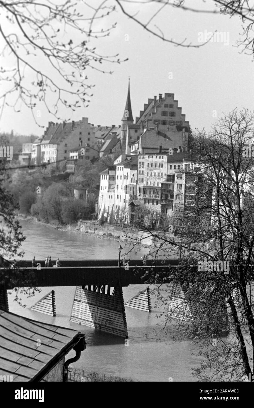 Spaziergang entlang des Steilpns Wasserburg am Inn gegenüberliegend mit Blick auf die Altstadt und die Rote Brücke, 1957. Une promenade le long de la pente raide face à Wasserburg sur le centre historique de l'auberge et avec vue sur le pont rouge, 1957. Banque D'Images