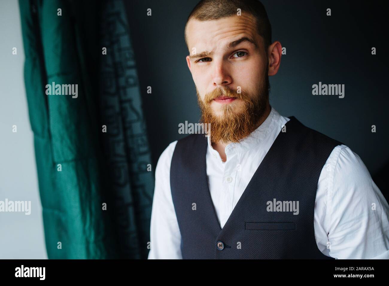 Groom anxieux dans la salle lumineuse avant la cérémonie du mariage Banque D'Images