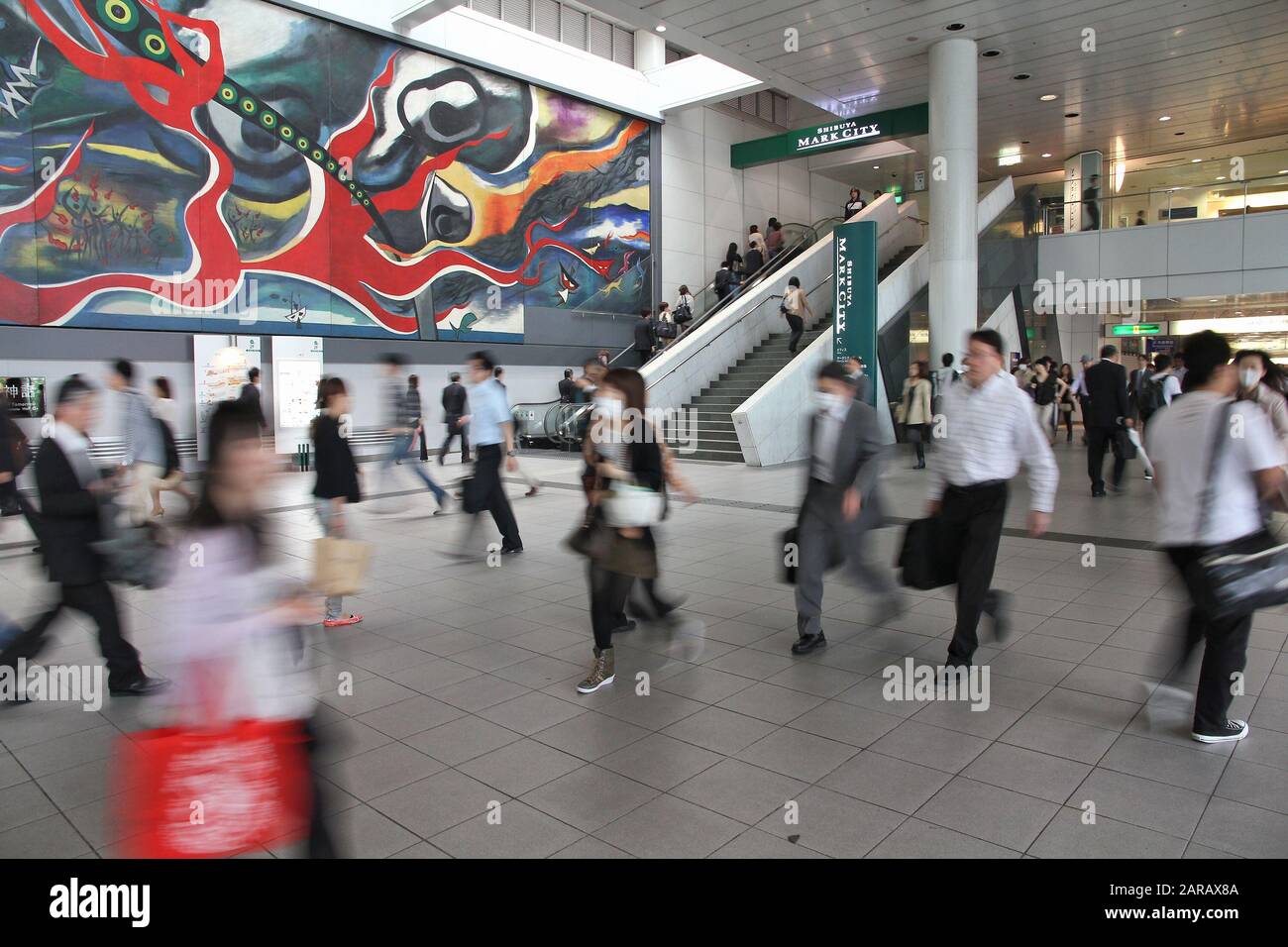 TOKYO, JAPON - 9 mai 2012 : la foule pressée à la station Shibuya de Tokyo au Japon. Avec 2,4 millions de passagers sur un jour de semaine, c'est le 4ème poste r de banlieue Banque D'Images