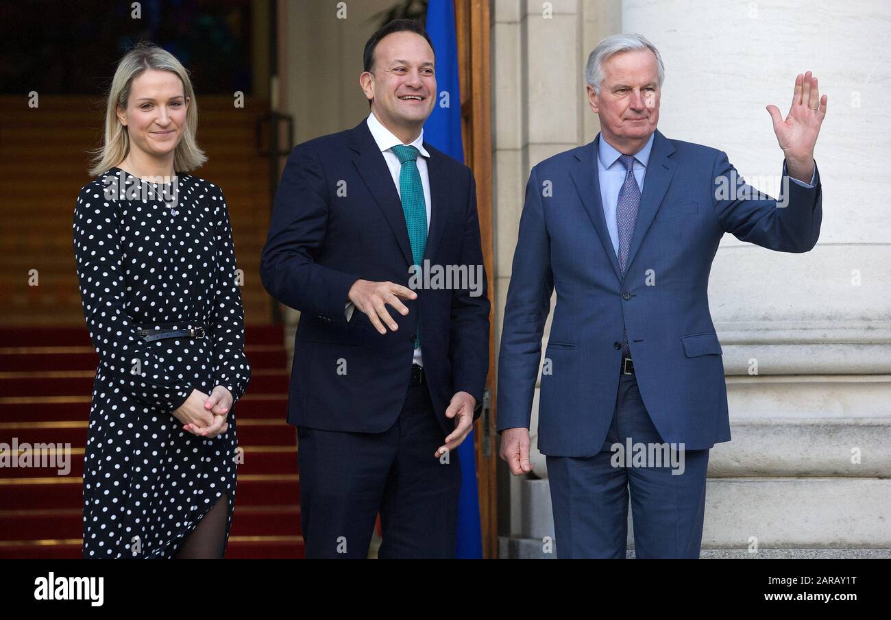 Taoiseach Leo Varadkar et ministre d'État aux affaires européennes Helen McEntee avec Michel Barnier, négociateur du Brexit de l'UE, avant une réunion dans les bâtiments gouvernementaux à Dublin. Banque D'Images