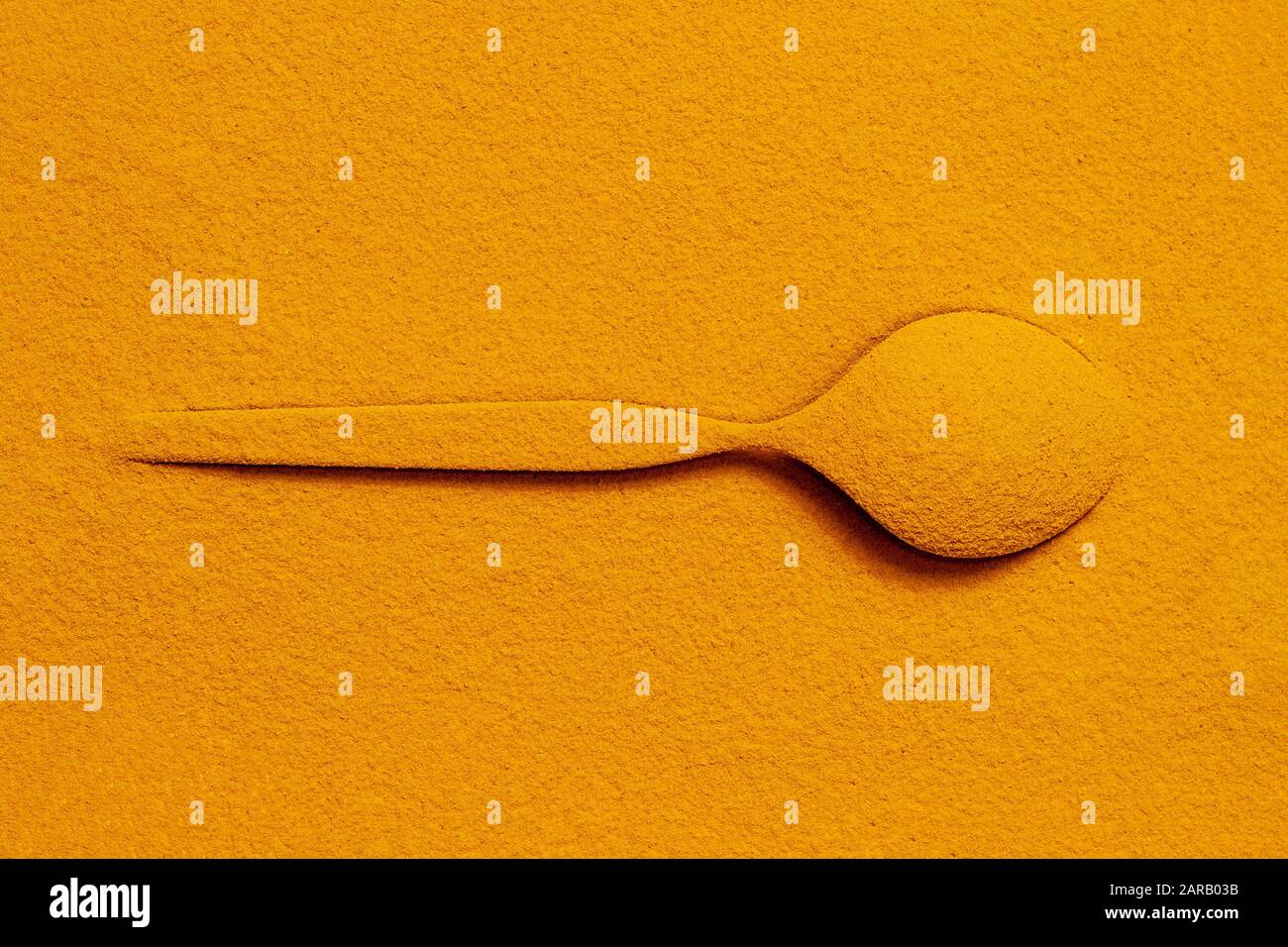 La poudre de curcuma est de couleur orange. Épices de guérison naturelle et utile de l'est. Banque D'Images