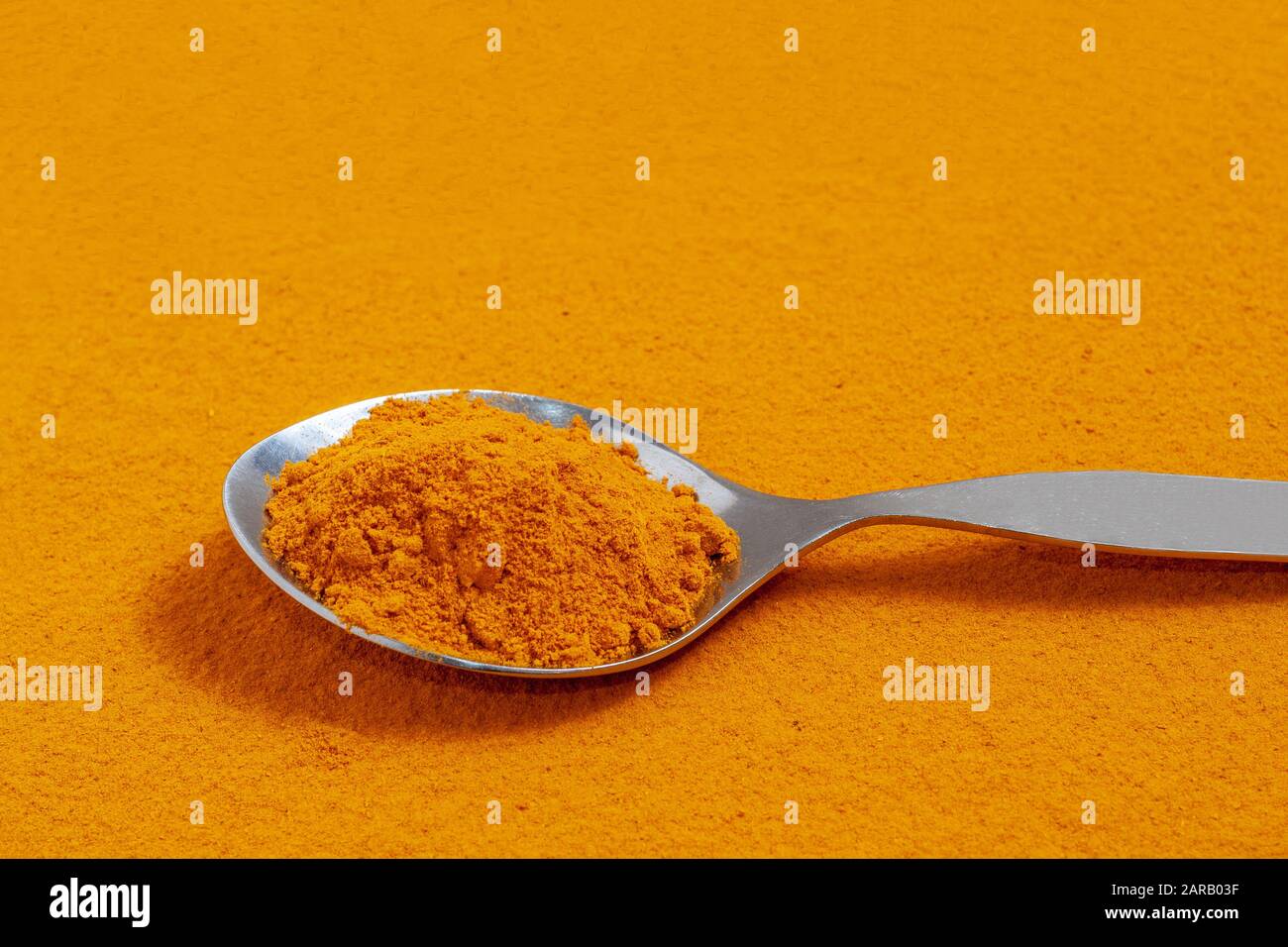 La poudre de curcuma est de couleur orange. Épices de guérison naturelle et utile de l'est. Banque D'Images