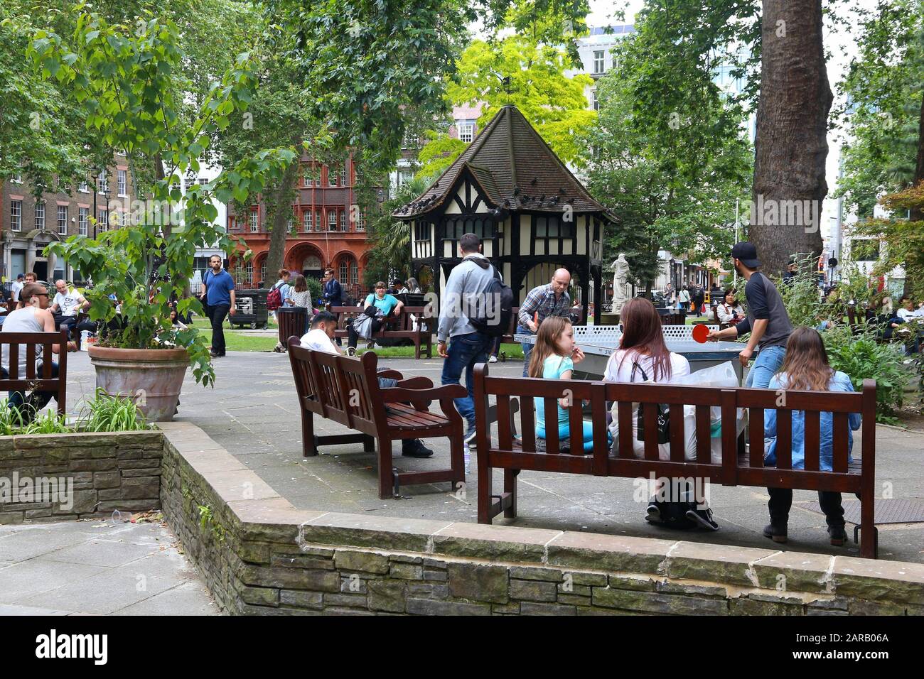 Londres, Royaume-Uni - 9 JUILLET 2016 : les gens visitent le parc de Soho Square à Londres, Royaume-Uni. Londres est la ville la plus peuplée du Royaume-Uni avec 13 millions de personnes Banque D'Images