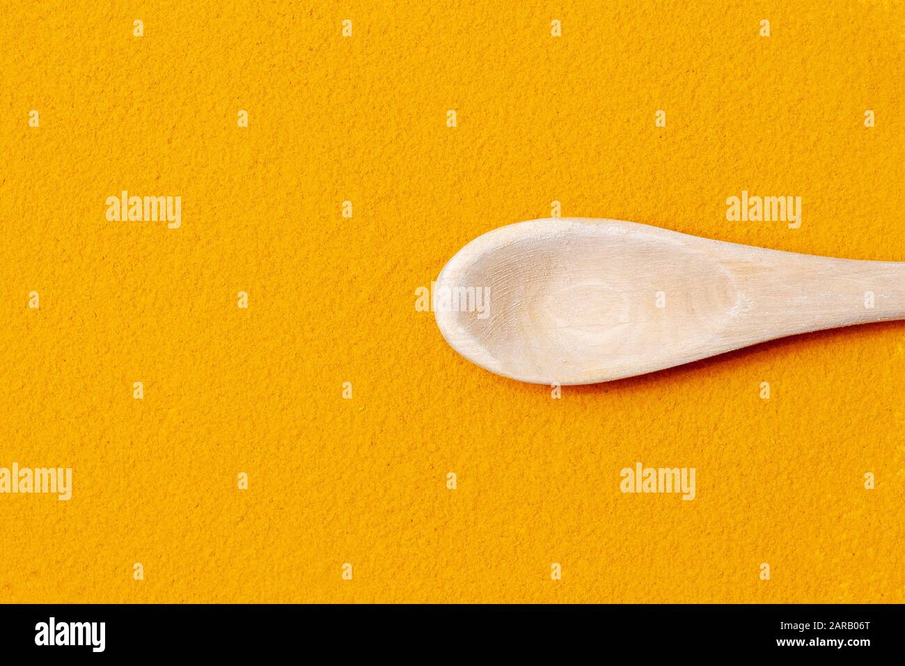 La poudre de curcuma est de couleur orange. Épices de guérison naturelle et utile de l'est. Banque D'Images