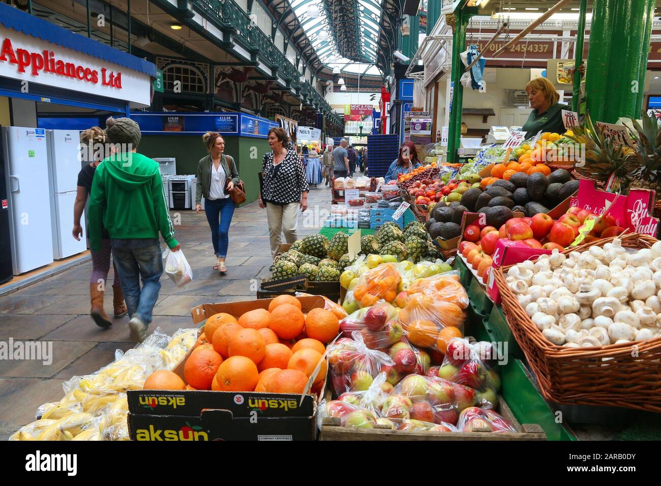 LEEDS, UK - 11 juillet 2016 : personnes visitent Leeds Kirkgate Market au Royaume-Uni. Il y a 800 stands dans le marché. Il est visité par 100 000 clients chaque semaine. Banque D'Images