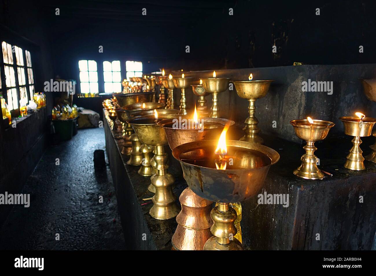 Les bougies d'huile bouddhiste brûlent avec de l'huile d'abricot dans le temple de Ladakh Banque D'Images