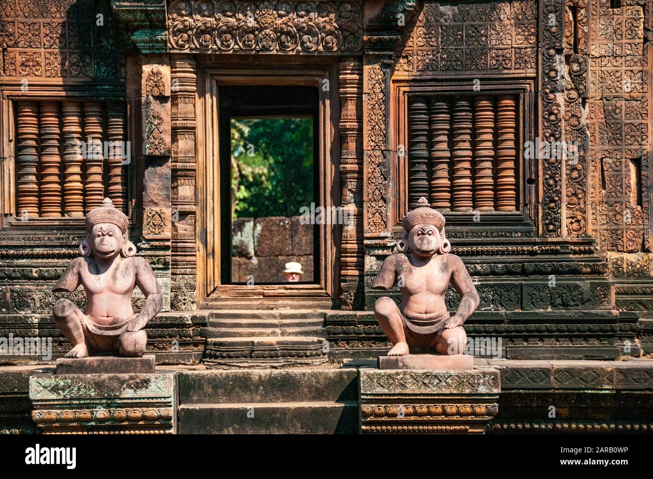 Une porte dans la citadelle des femmes Banteay Srei un temple hindou dédié à Shiva à Siem Reap, Cambodge Banque D'Images