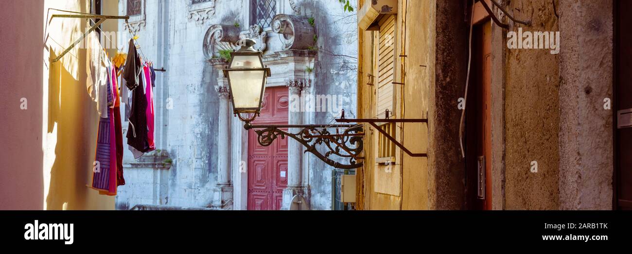 Lampe de rue et buanderie dans une rue pittoresque et étroite d'Alfama dans la vieille ville de Lisbonne, au Portugal Banque D'Images
