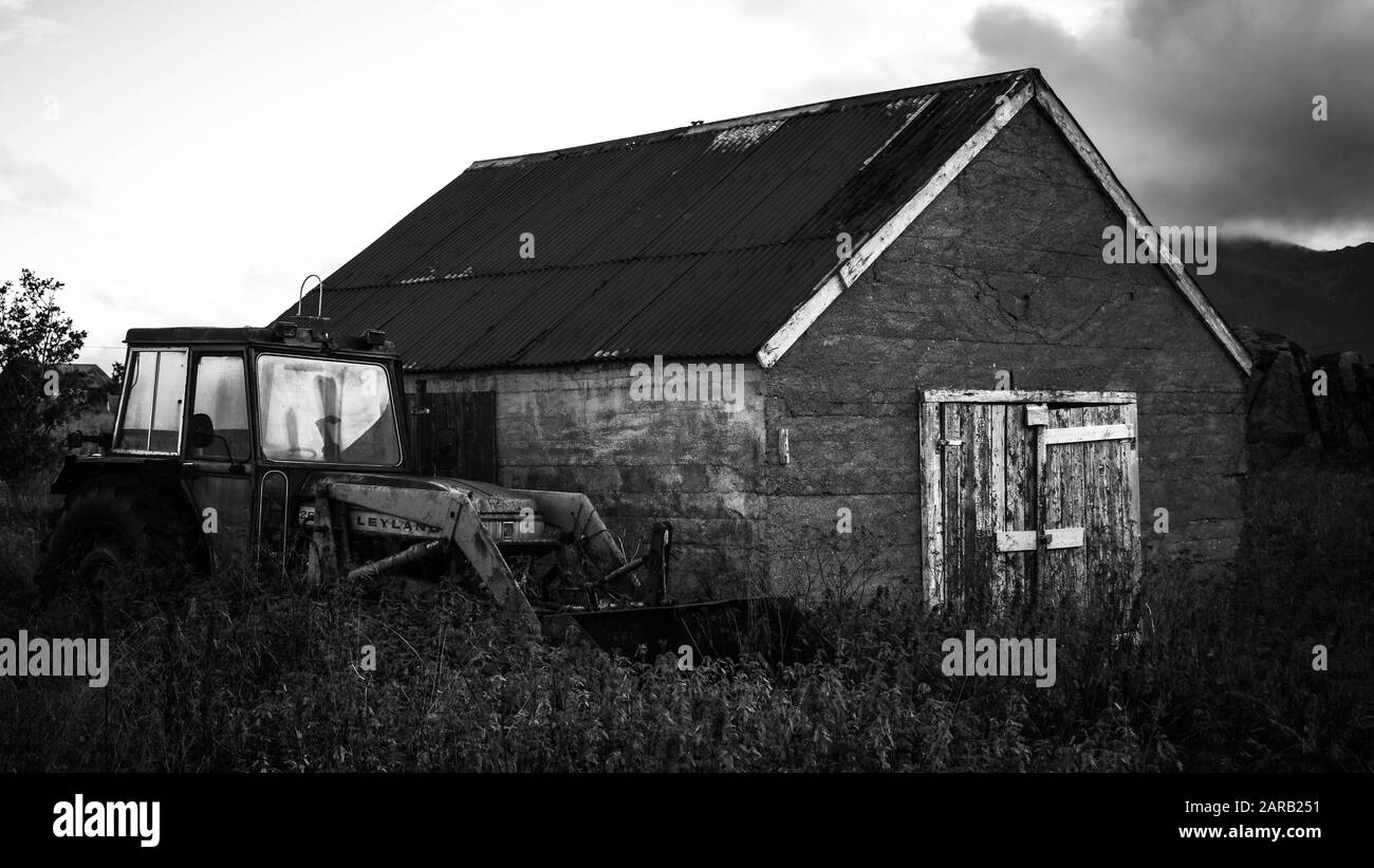 Grange abandonnée avec ancien tracteur Banque D'Images