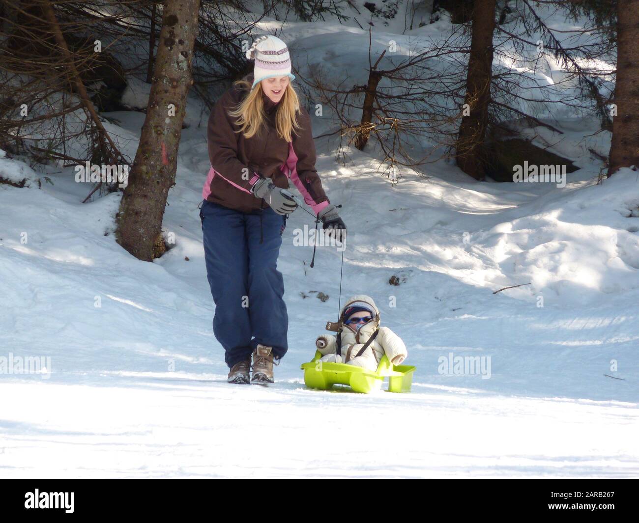 La Mere Tire Bebe Dans Un Traineau A Travers La Neige Photo Stock Alamy