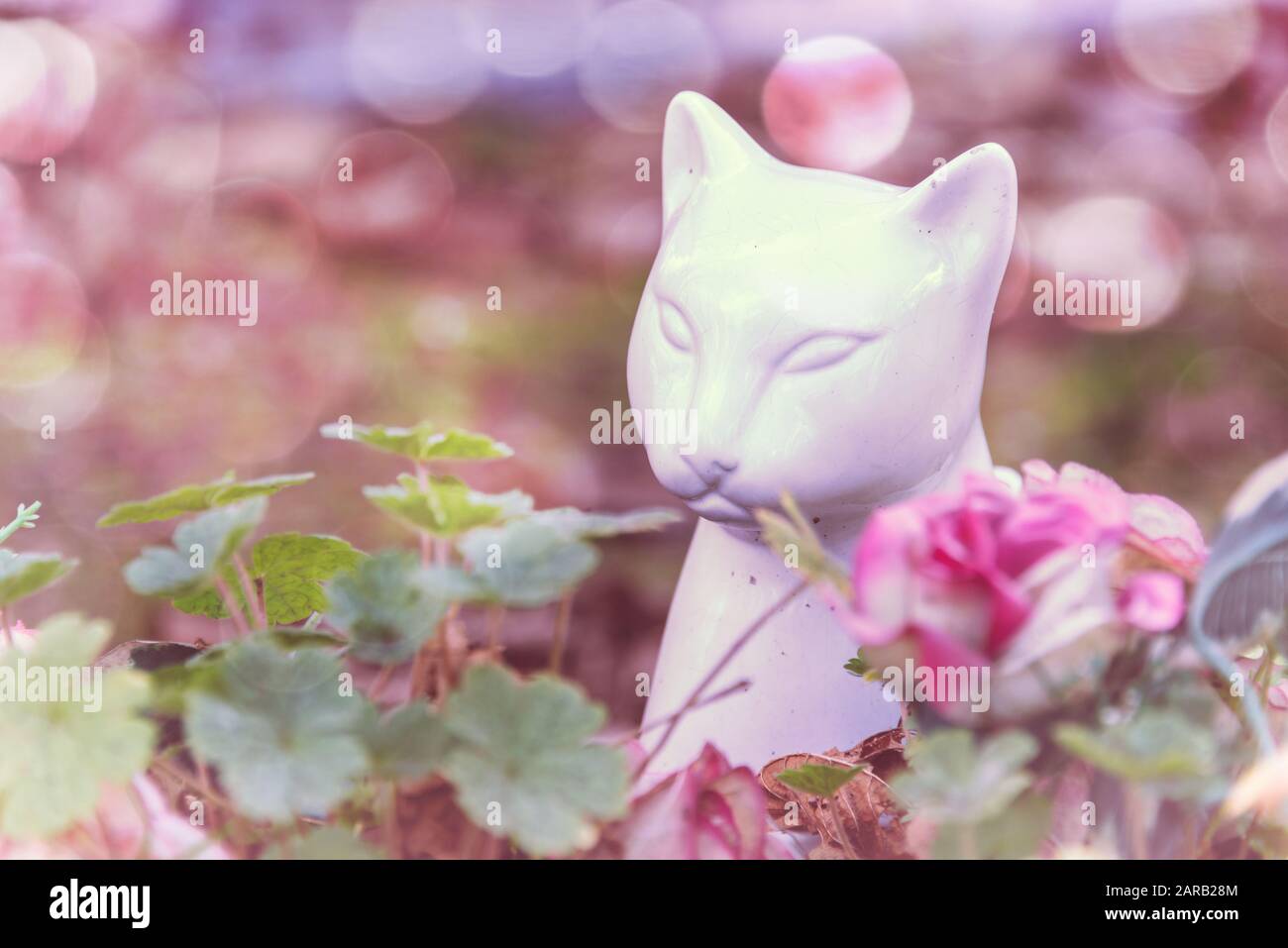 Statue De Chat En Ceramique Blanche Dans Le Cimetiere Animalier De Paris A Asnieres Sur Seine France Le Cimetiere Des Chiens Et Autres Animaux Domestiques Est Le Plus Ancien P Photo Stock Alamy