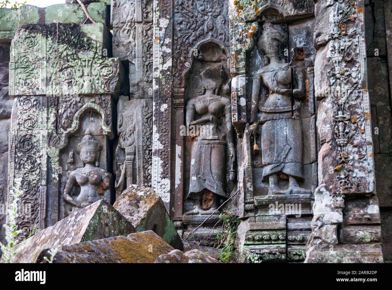 L'allégement de la basse de la femme à l'ensemble du temple de Beng Mealea, au Cambodge. Banque D'Images