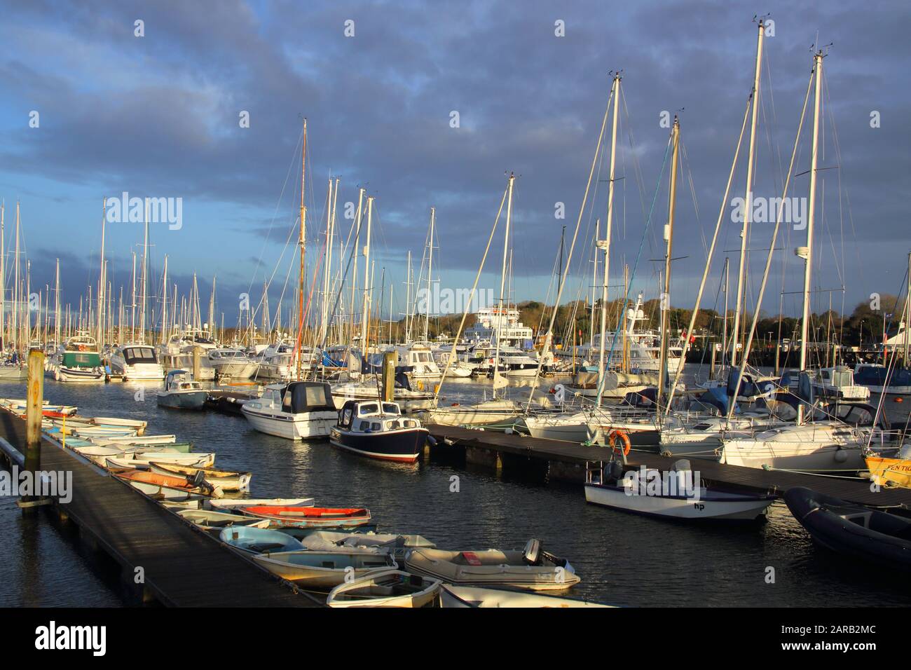 Voiliers dans le port de plaisance à Lymington sur la côte hampshire Banque D'Images
