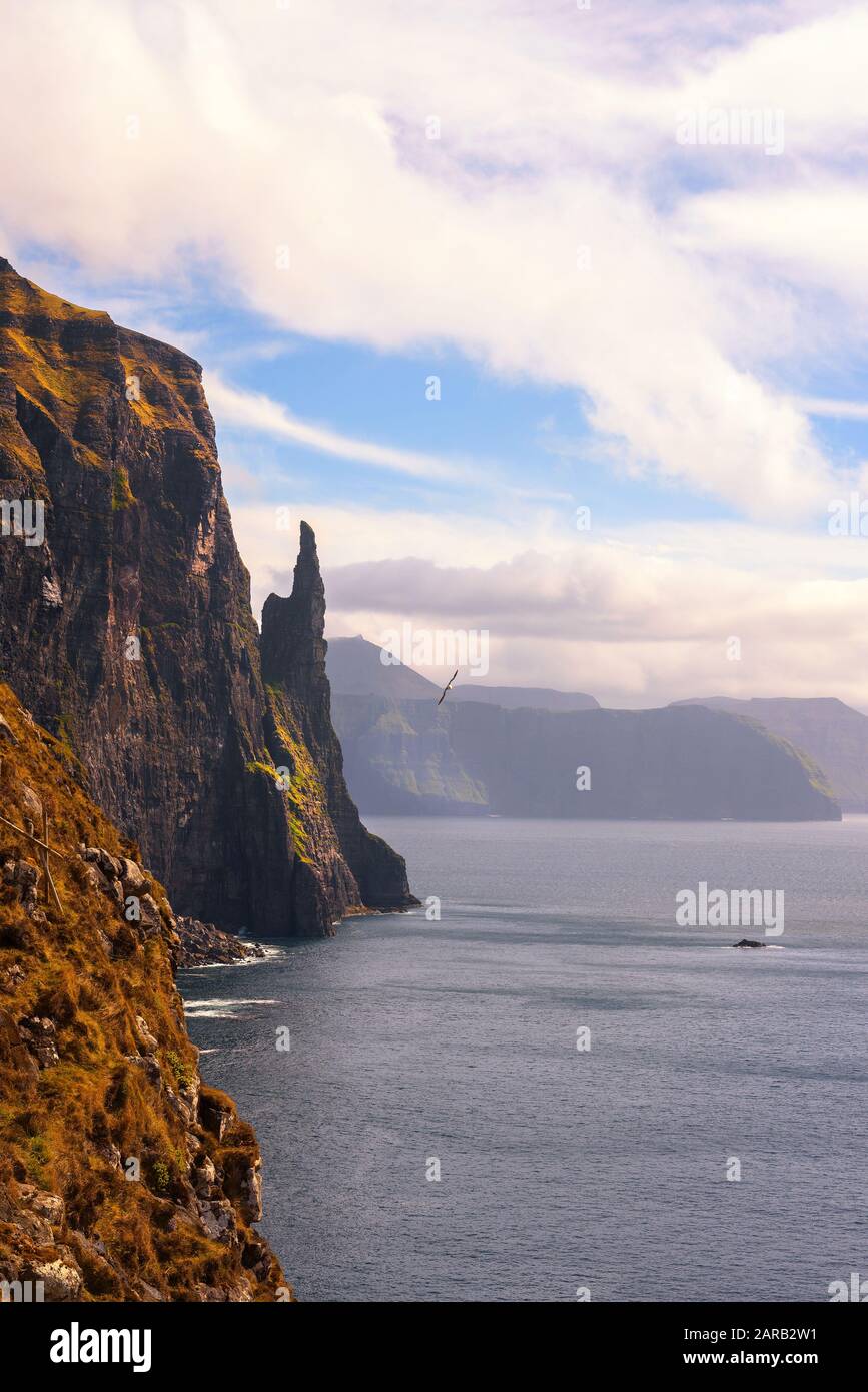 Trollkonufingur, aussi appelée la sorcière le doigt sur les îles Féroé Banque D'Images