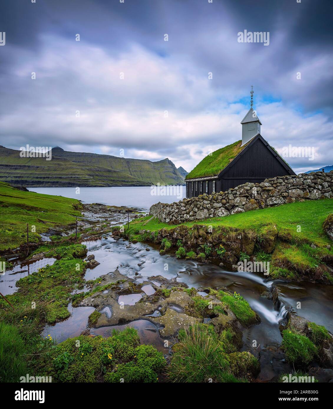 Petit village en bois église sur le bord de la mer dans les îles Féroé, Danemark Banque D'Images