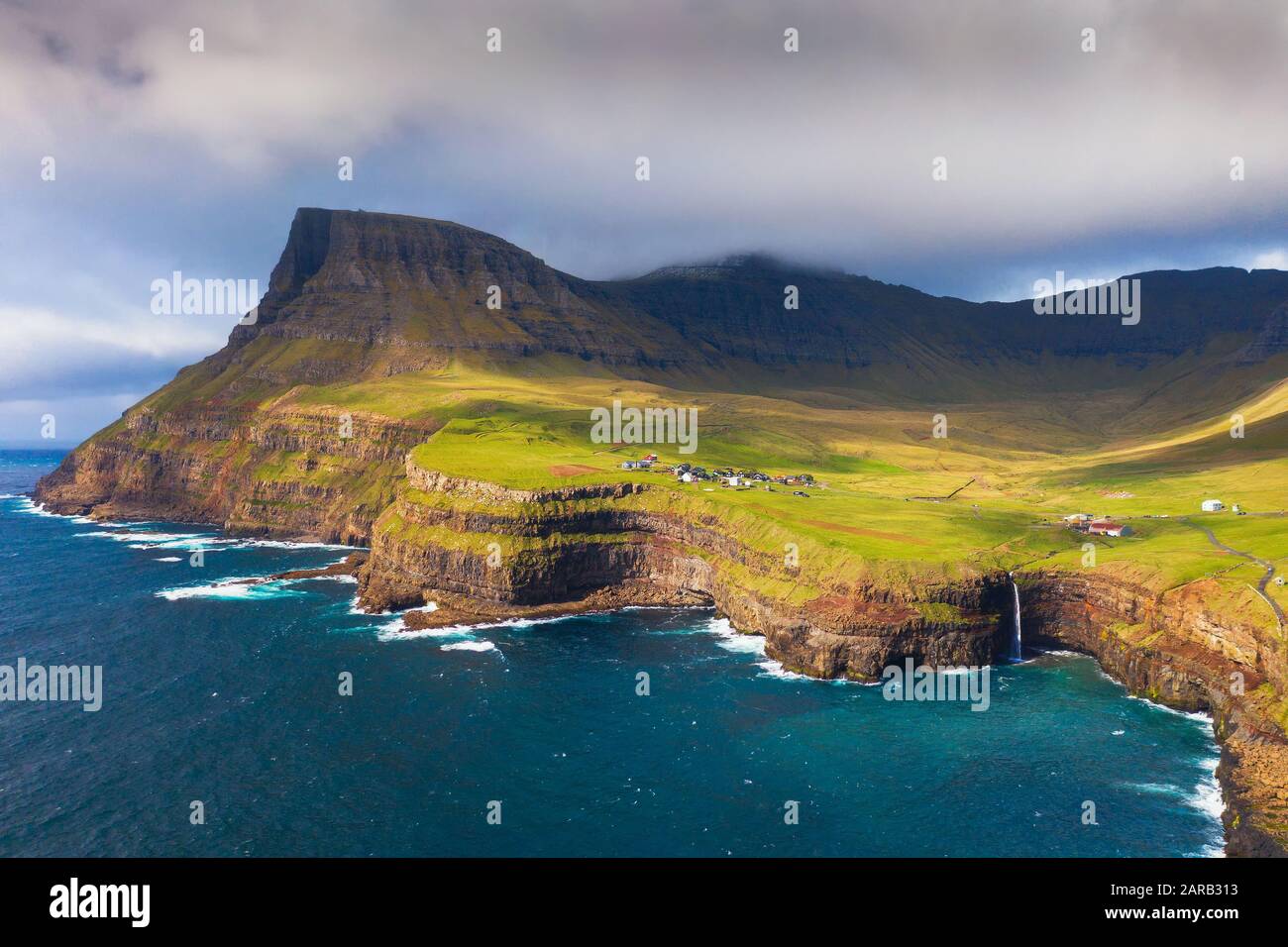 Vue aérienne du village de Gasadalur et de sa cascade dans les îles Féroé, au Danemark Banque D'Images