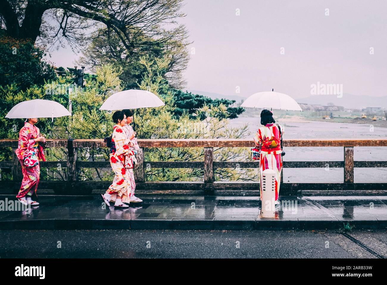 Chaque jour, scène de rue au Japon. Les femmes japonaises dans le kimono traditionnel Banque D'Images