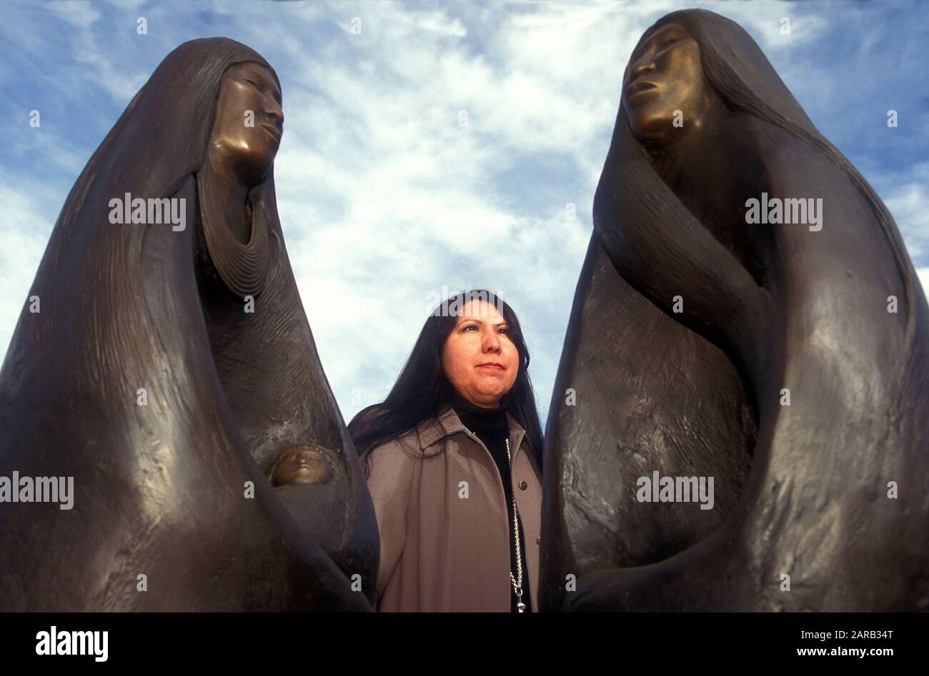 Frances Namingha épouse de Dan Namingha natif américain artiste au Nouveau Mexique Etats-Unis. Se tenant à côté de 2 Sculpture d'Alan Houser's en 1999 Banque D'Images