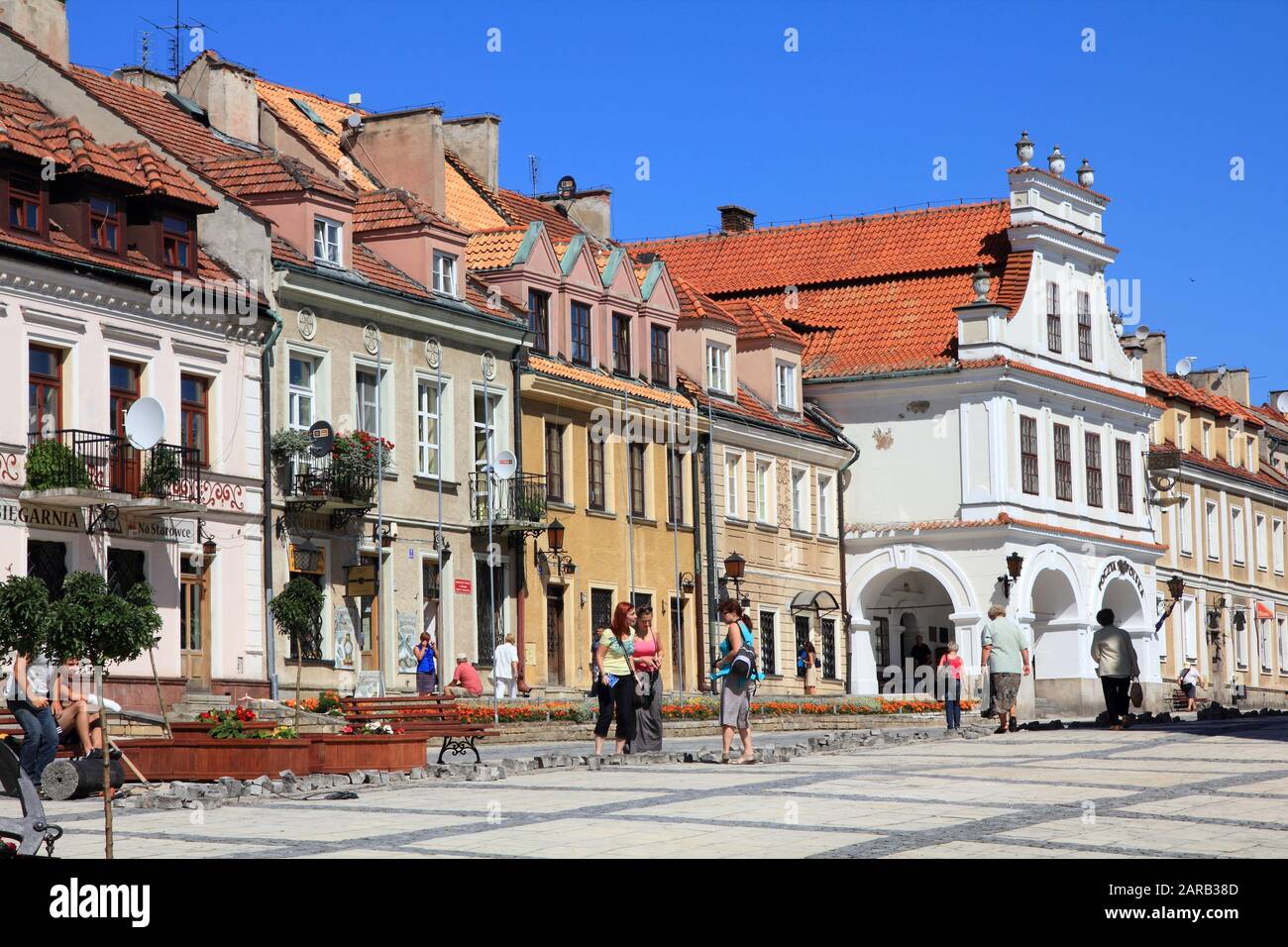 Sandomierz, POLOGNE - 9 AOÛT 2011: Les gens visitent la vieille ville de Sandomierz. Sandomierz est parmi les plus anciennes villes de Pologne, datant d'au moins 1227. Banque D'Images