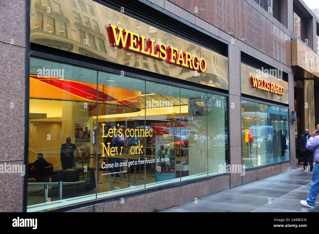 NEW YORK, USA - 10 juin 2013 : les gens marchent par Wells Fargo Bank à New York. La Wells Fargo a été la 23e plus grande entreprise aux États-Unis en 20 Banque D'Images