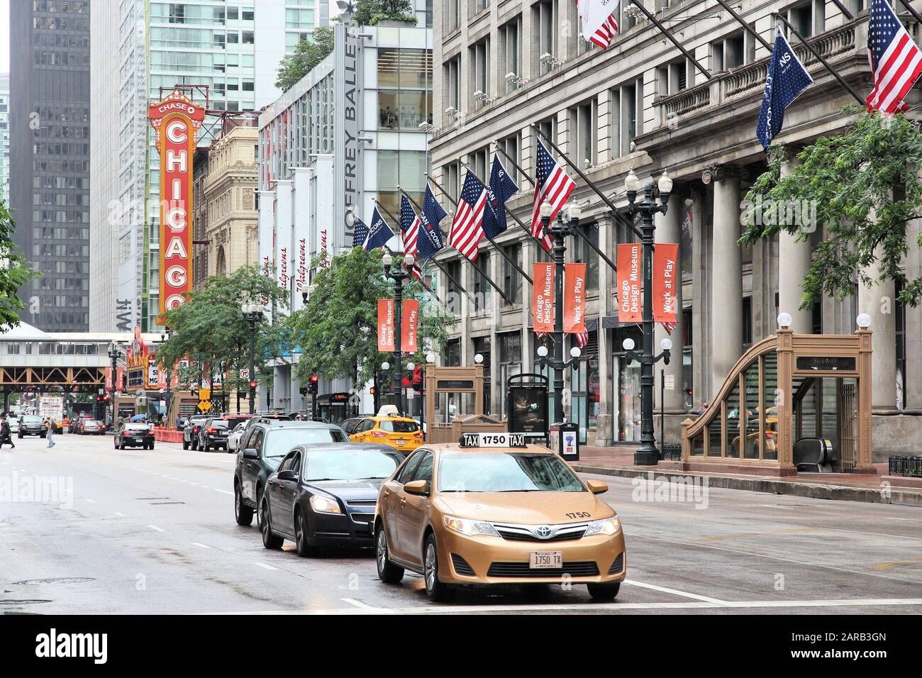 Chicago, États-Unis - 26 JUIN 2013 : trafic à State Street, Chicago. Chicago est la 3ème ville américaine la plus peuplée avec 2,7 millions de résidents (8,7 millions dans elle Banque D'Images