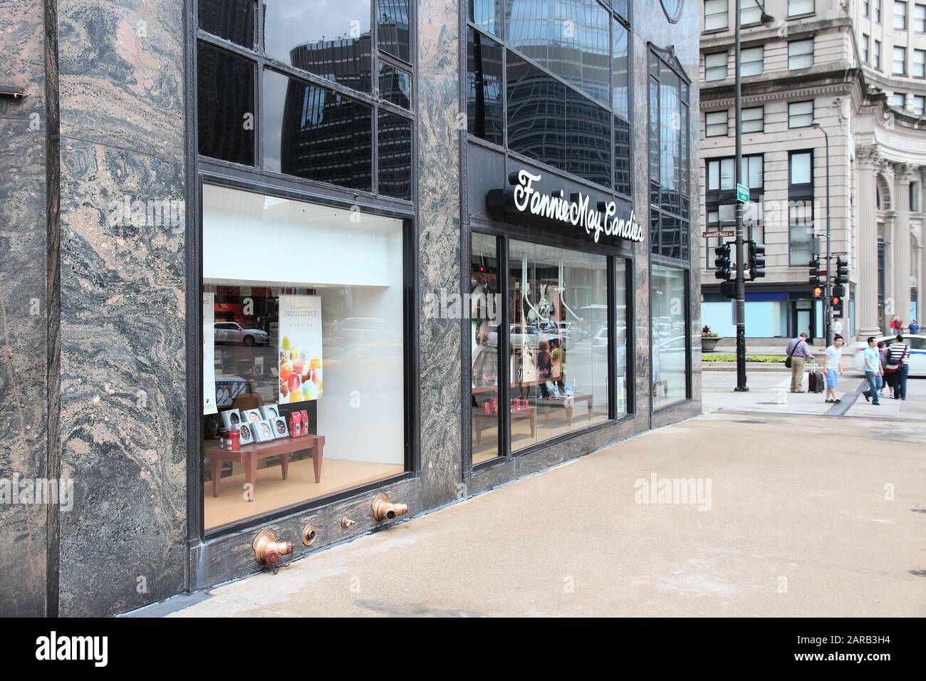 Chicago, États-Unis - 26 JUIN 2013 : les acheteurs marchent par Fannie May, magasin De nourriture De Bonbons à Magnificent Mile à Chicago. Le Magnifique Mile est l'un des plus de repos Banque D'Images